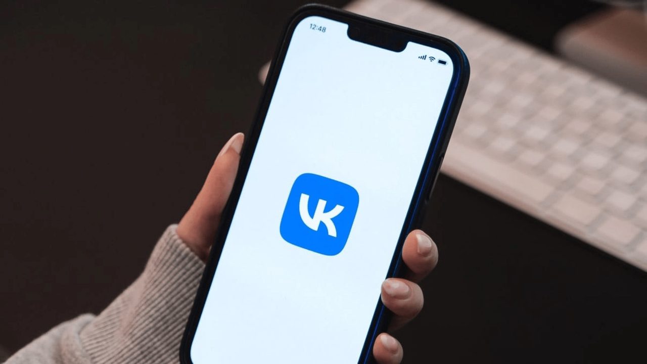 Apple без объяснений удалила все приложения VK из App Store: что это значит для рынка